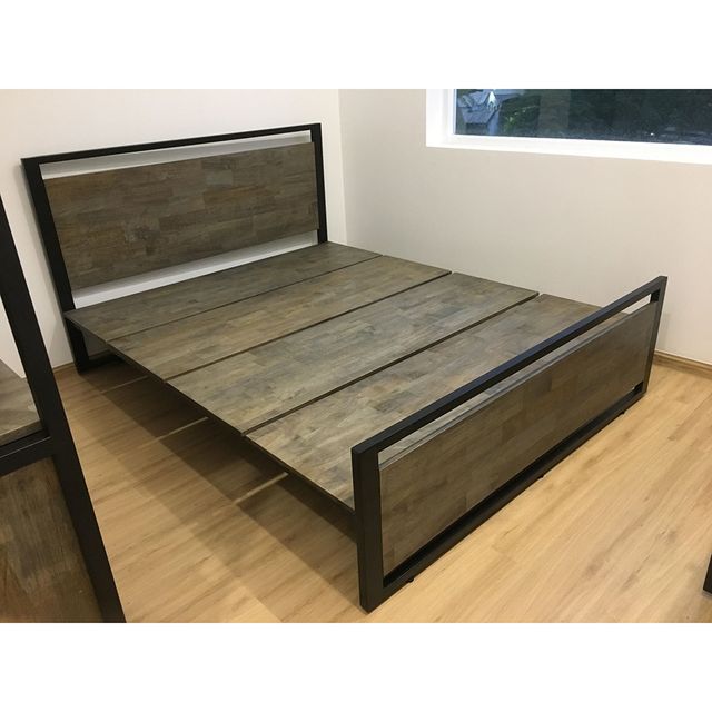 Giường ngủ khung sắt Ferro gỗ cao su Pu nâu độc đáo ( 206x160x35cm) GN68011